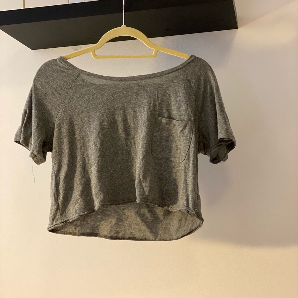 Cropped gray t-shirt